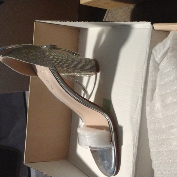 Elegant Silver High Heel Sandals – EU 39.5 / US 9, New in Box - Picture 2 of 7